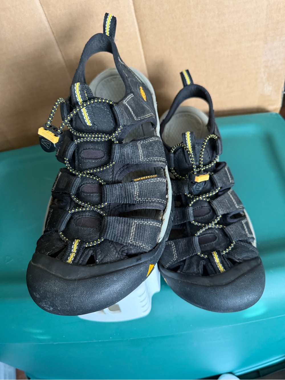 Keen Newport H2 Black/ Yellow Closed-Toe Outdoor water Sandals men’s Sz 9.5